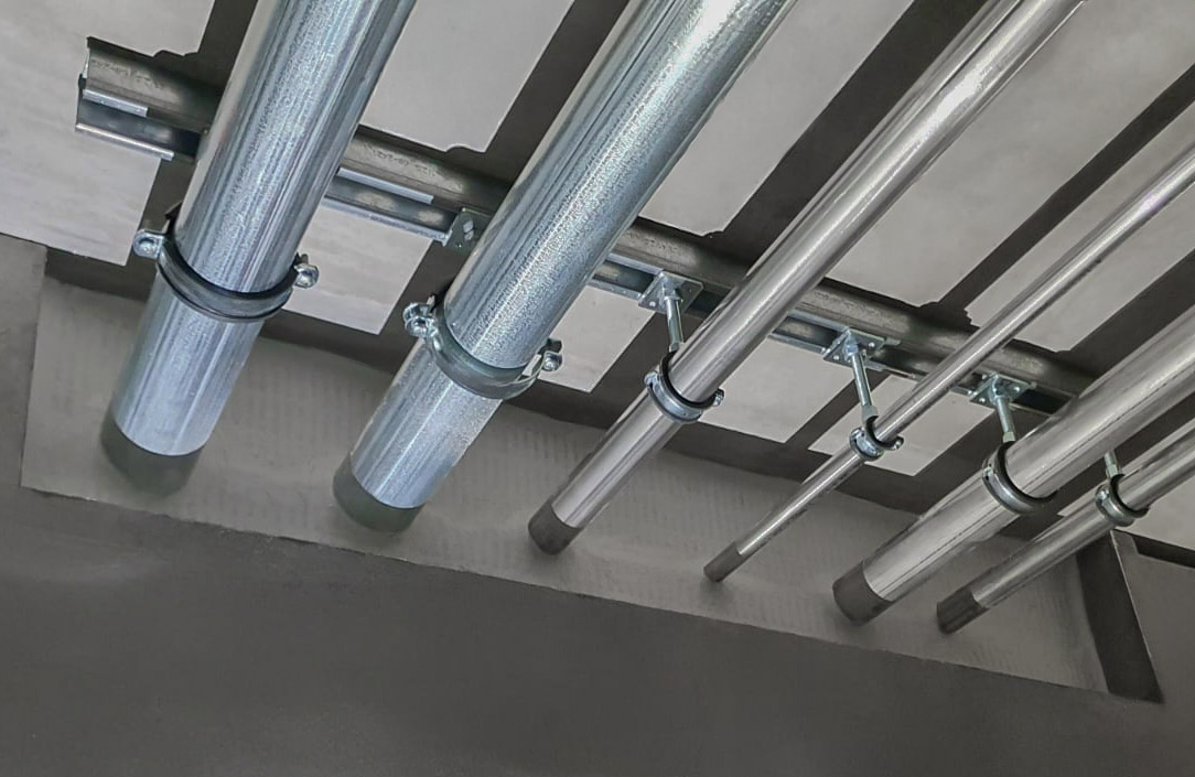 Fire sealing plate around pipes