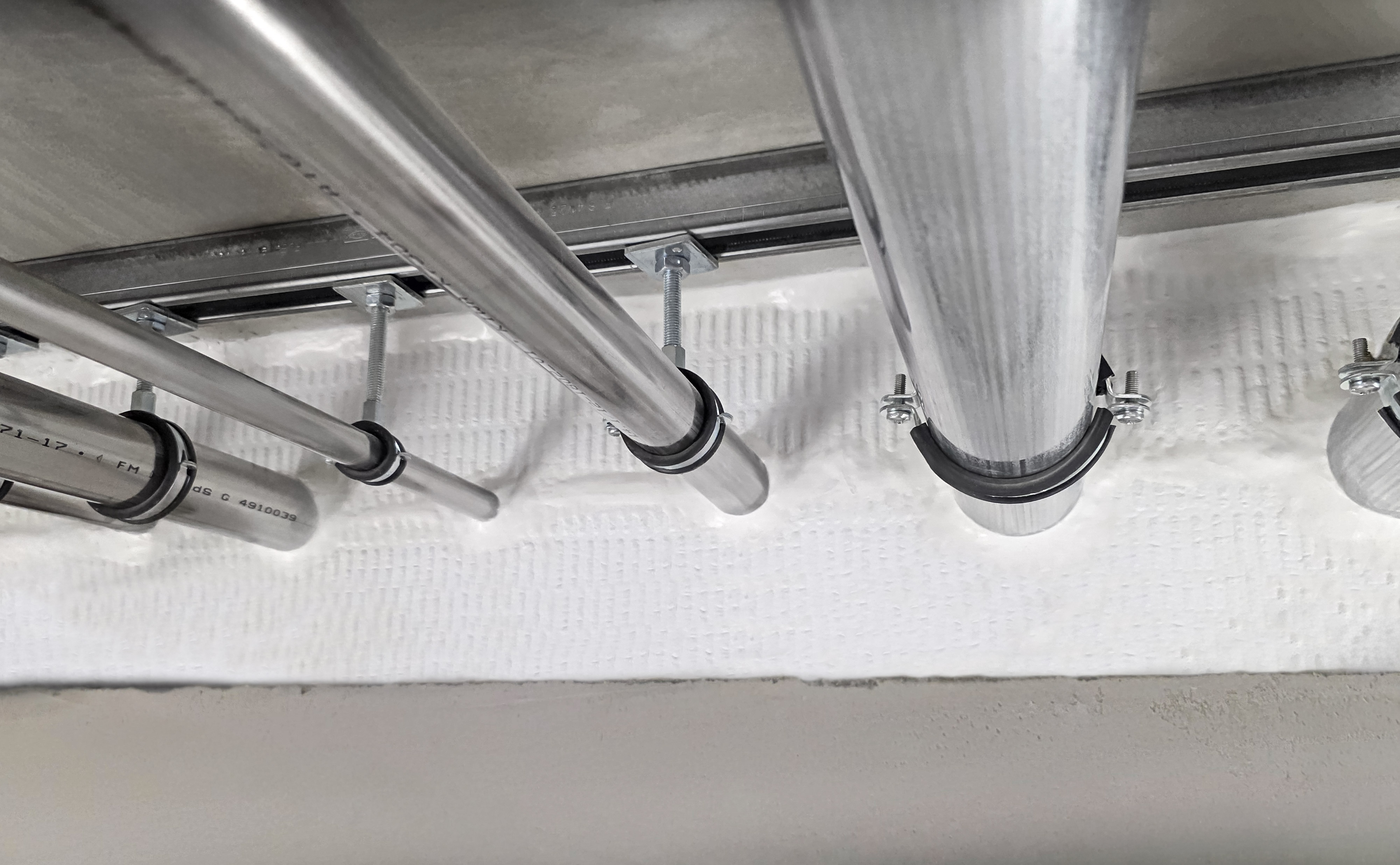 Fire sealing plate around pipes