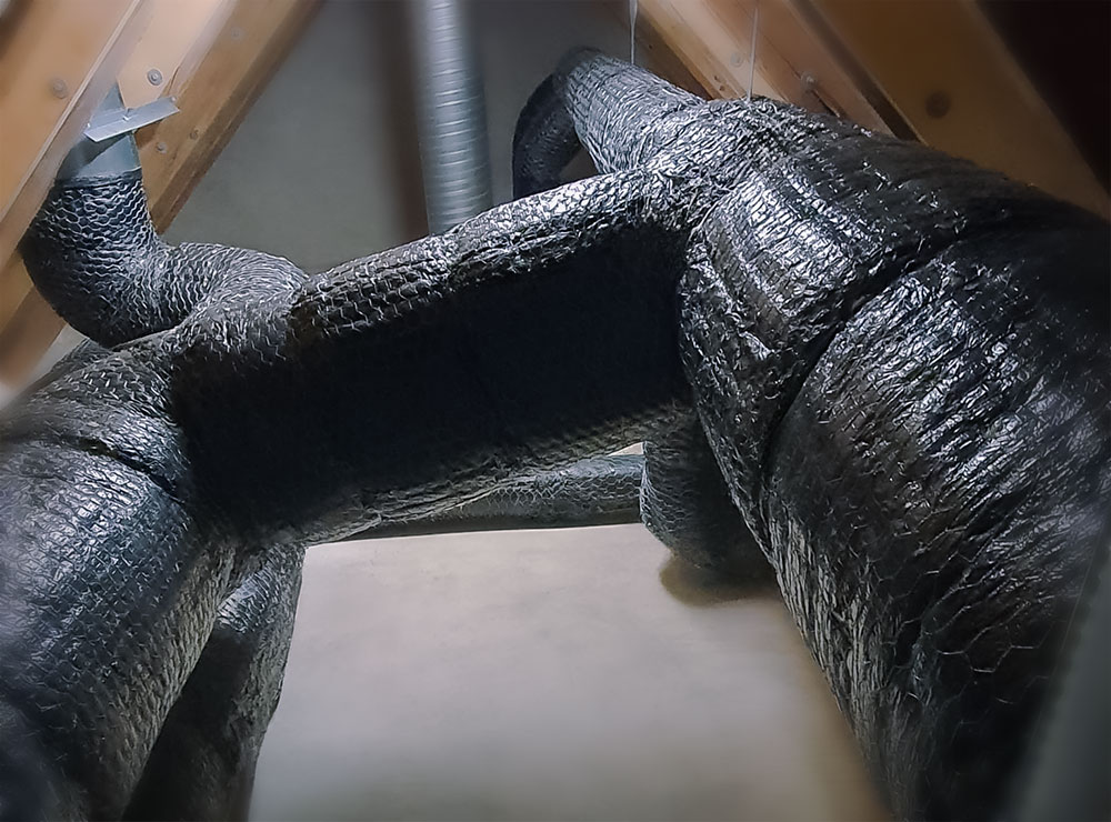 Fire insulation of ventilation pipes using wire mat, including tight wrapping and secured mesh.